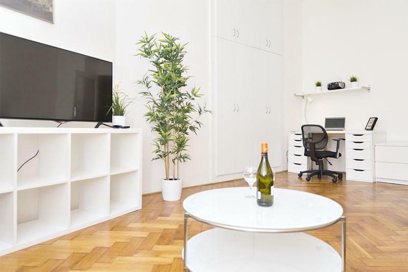 Apartments With 2 Bathrooms- 5 Minutes From Old Town - 102 M2 Prague Exterior photo