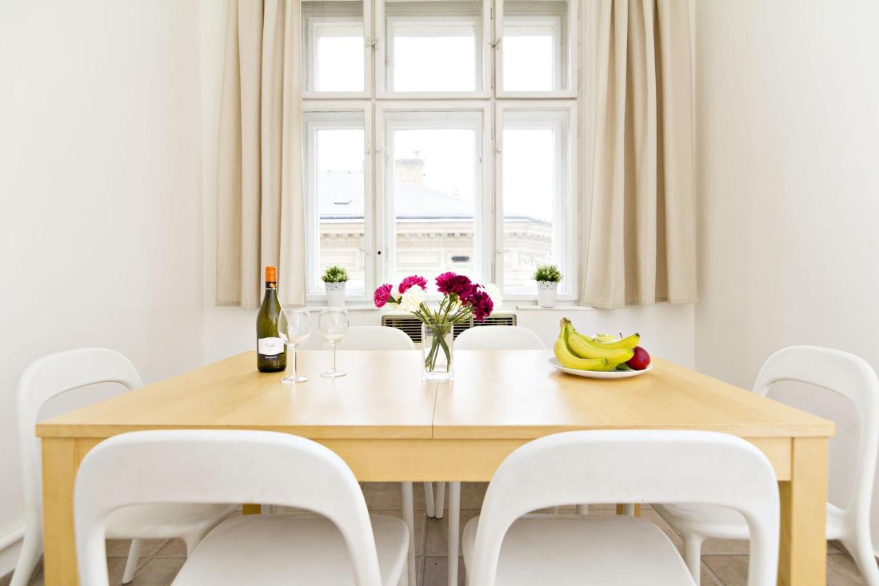 Apartments With 2 Bathrooms- 5 Minutes From Old Town - 102 M2 Prague Exterior photo